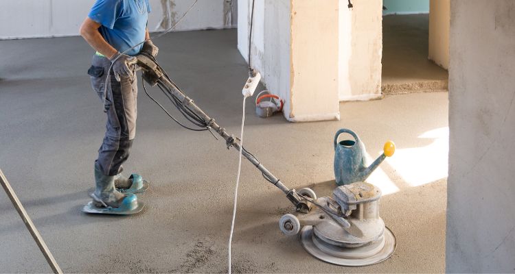 Gietdekvloer schuren en lakken