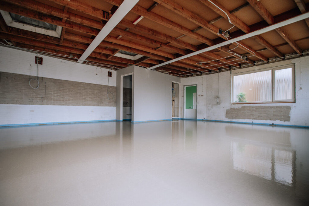 Akoestische_vloer_laten_storten